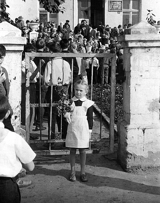 У девочек — косички. Первый звонок в 1964 году. Школа № 94 | Источник: pastvu.com