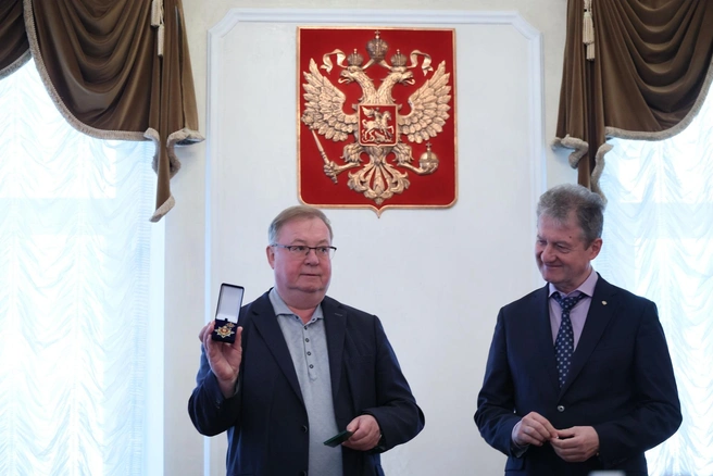 Сергей Степашин лично вручил орден Андрею Козицыну | Источник: Евгений Куйвашев / Telegram