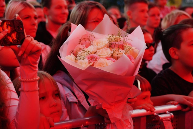 В первом ряду для певицы держали букет цветов | Источник: Мария Бахтина
