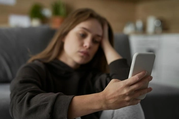 «Молодой человек боится вступать в отношения из-за неудачного опыта. Как долго мне придется ждать?»