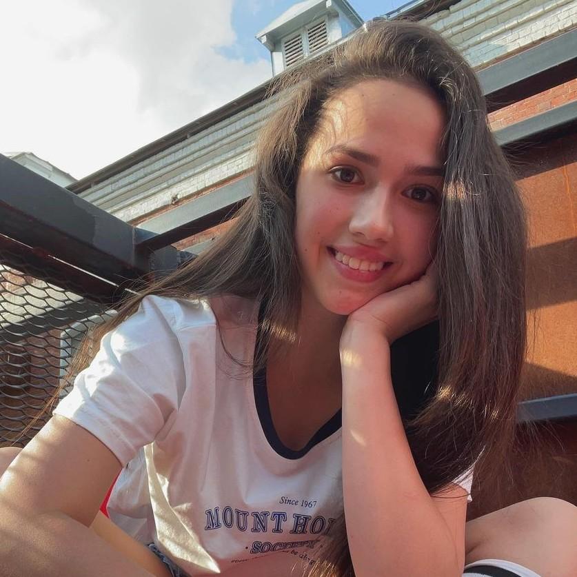 До сих пор сидит на шее: Алина Загитова повторила фото с папой спустя 17 лет и растрогала поклонников