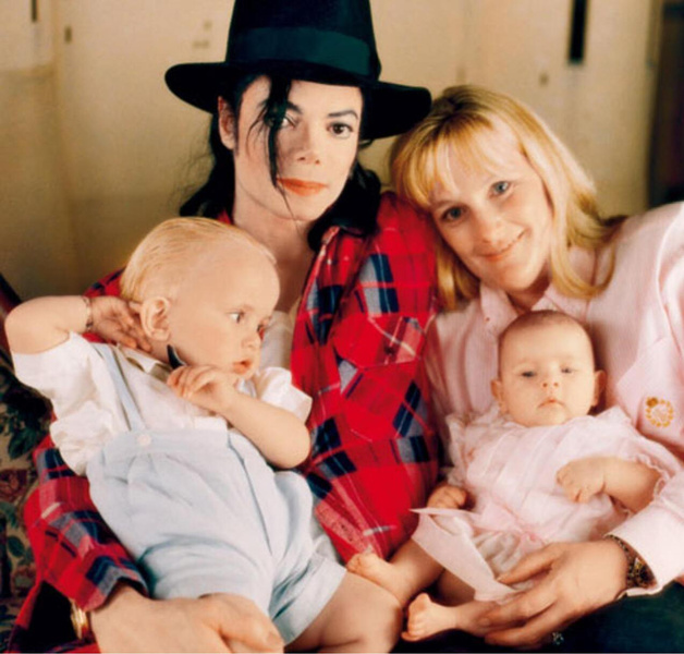 Редкое фото: трое детей Майкла Джексона впервые появились на публике после скандала о разделе наследства