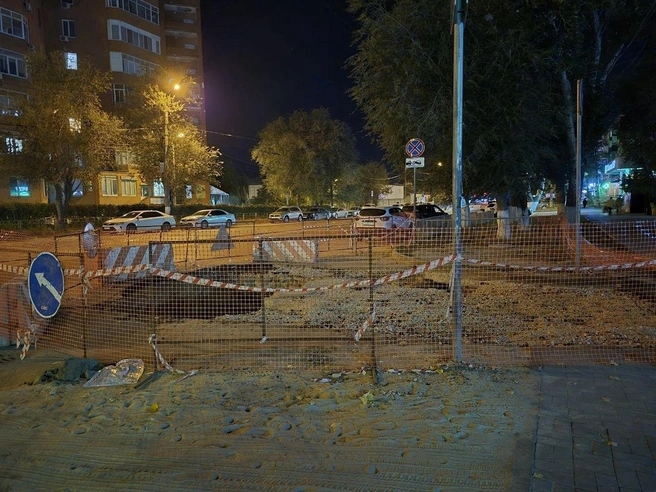 Дорогу к жилому дому и боковому входу в поликлинику вновь перегородили | Источник: Читатели V1.RU