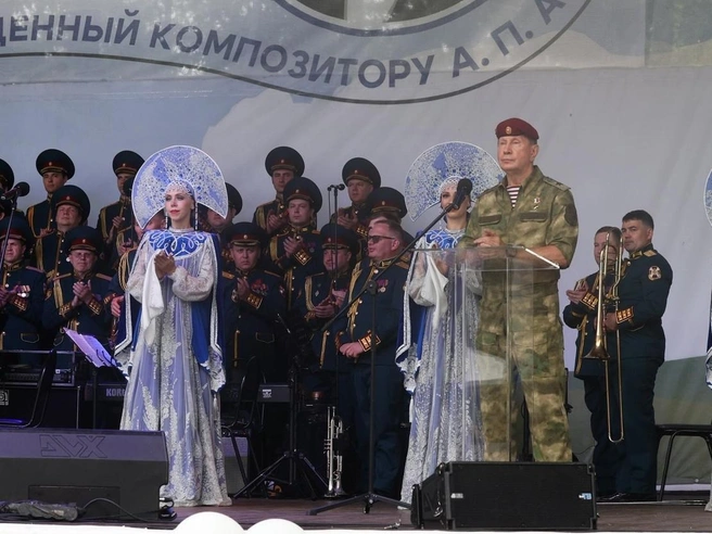 Виктор Золотов не забывает приезжать на малую родину — в Сасово | Источник: Соцсети Росгвардии