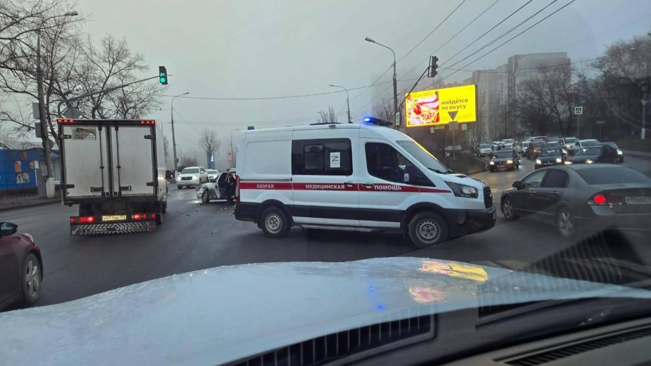 В Волгограде очевидцы сообщают о массовой аварии в Ворошиловском районе, на дороге образовался затор