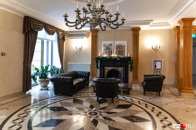 Так выглядит холл первого этажа. По соседству — зона ресепшен, где жильцов встречают улыбчивые сотрудники консьерж-сервиса | Источник: Ирина Шарова / 72.RU