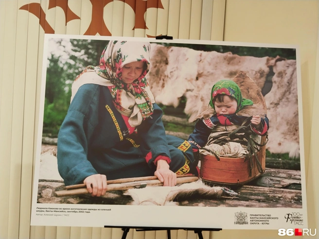 Людмила Крюкова во время изготовления одежды из оленьей шкуры, Ханты-Мансийск, сентябрь 2002 года | Источник: Алексей Щукин / ТАСС, Сабина Сафронова / 86.RU