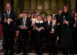 Королевская семья, как мы ее любим: Кейт и Уильям с детьми в уютном семейном кадре к Рождеству