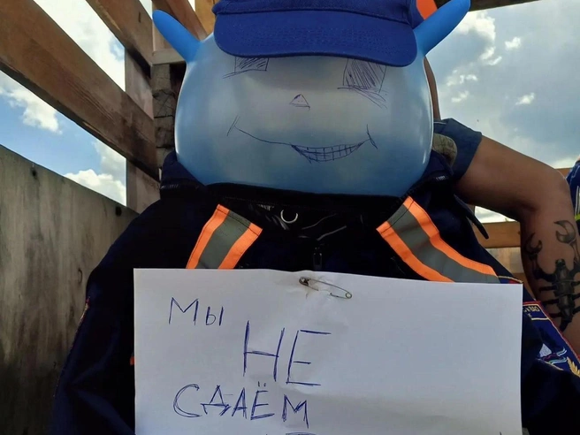 Игрушечный спасатель Спасюшка с плакатом, напоминающим, что спасатели не занимаются прокатом | Источник: МКУ «Служба аварийно-спасательных работ» во ВК