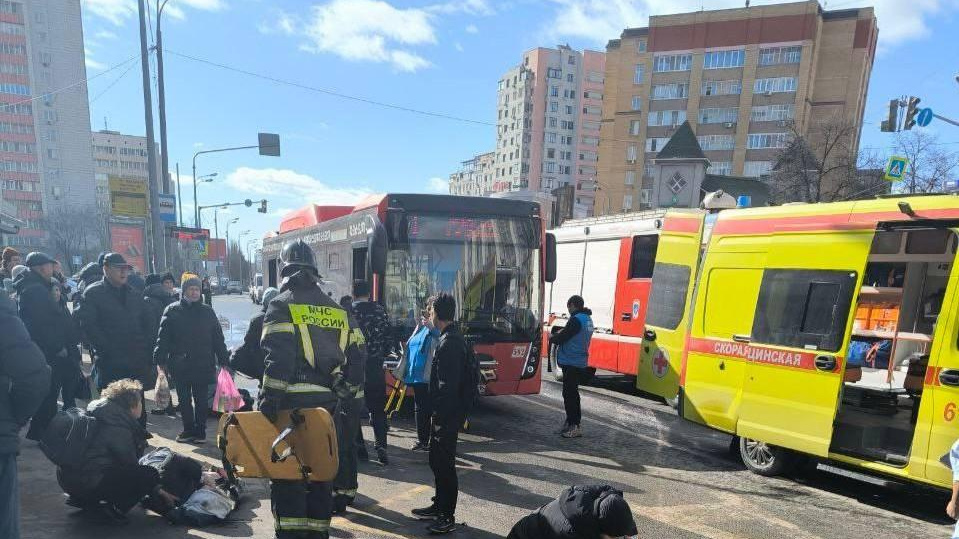 В Казани водитель такси влетел в толпу людей, выходивших из автобуса. 11 человек пострадали — кадры 