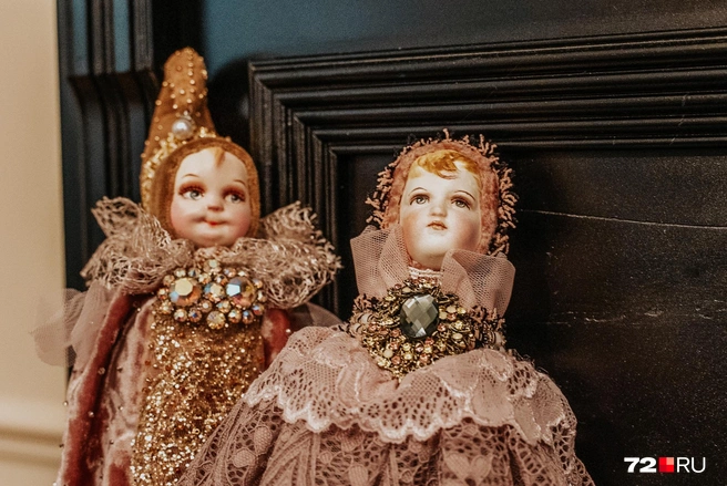 Делает рукодельница не только зверушек, но и таких вот красавиц. Это старинные погремушки на современный лад, украшают которых старинные броши | Источник: Илья Чикотин / 72.RU