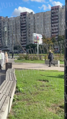 Прикольная голенькая подружка гуляет в деревне