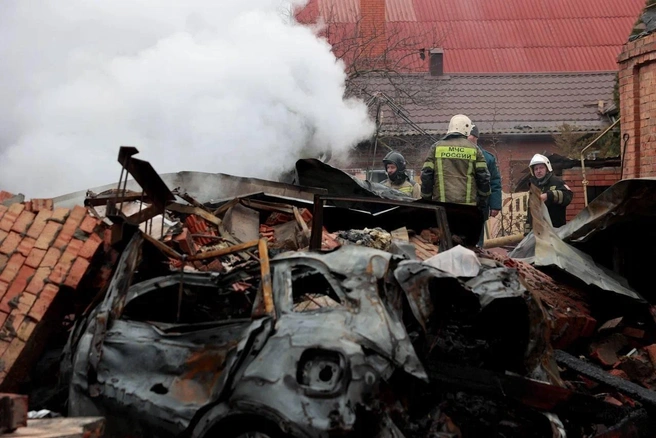 Серое пятно посередине раньше было машиной | Источник: Юрий Слюсарь / Telegram