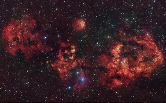 Посмотрите на «летучую мышь» в 10 тысячах световых лет от нас. Эту туманность зовут звездным питомником