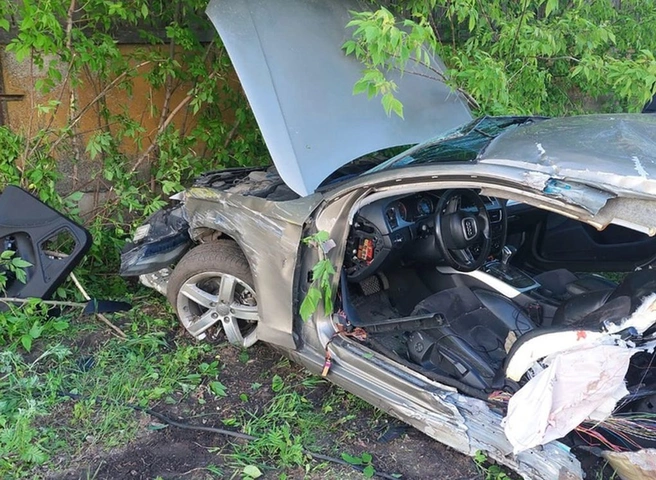 Бетонная стена, в которую врезался автомобиль