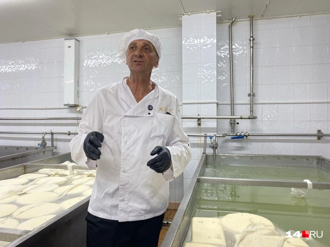 В таких ваннах со специальным рассолом сыр должен пролежать сутки | Источник: Надежда Ефимова / 14.RU