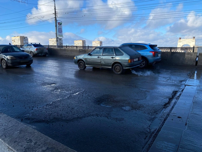 Зато на мосту смело могут поместиться четыре легковых автомобиля | Источник: читатели V1.RU