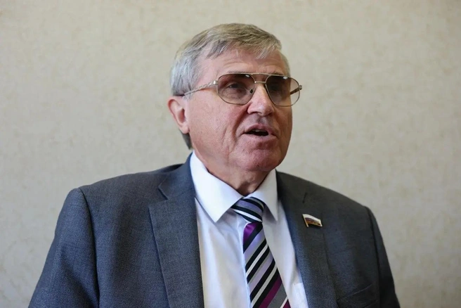 Олег Смолин уверен, что учителя должны получать среднюю зарплату по стране, а не по региону | Источник: Евгений Софийчук / NGS55.RU