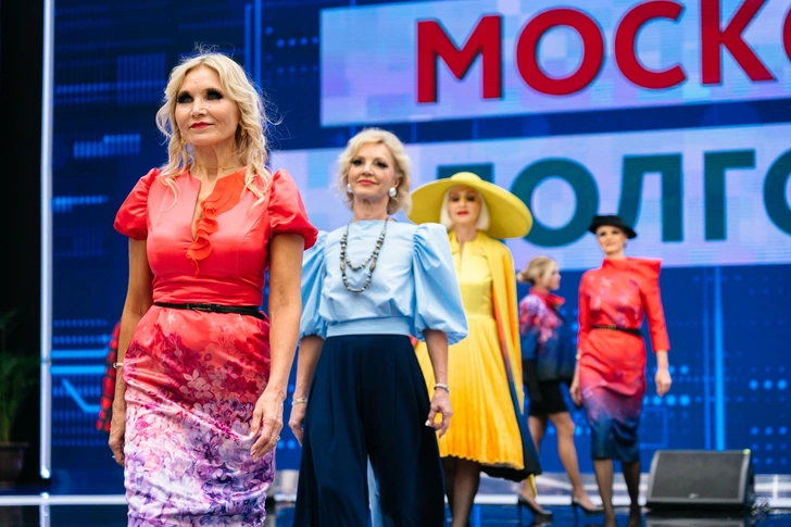 Участники «Московского долголетия» устроили модное шоу на Московском урбанфоруме в Гостином Дворе | woman.ru