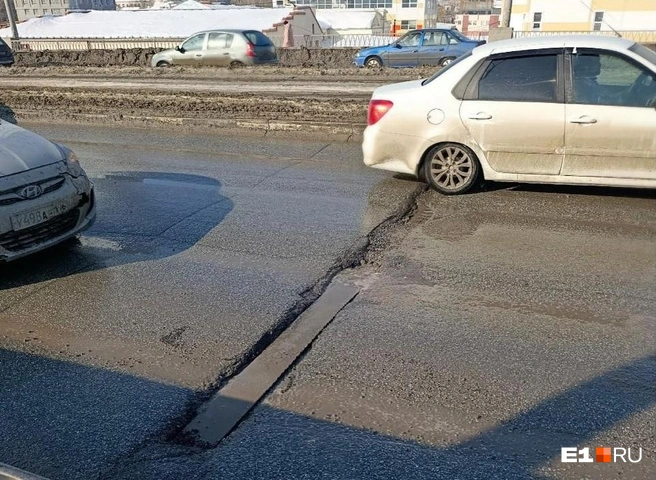 В начале весны Малышевский мост разваливался | Источник: читатель E1.RU