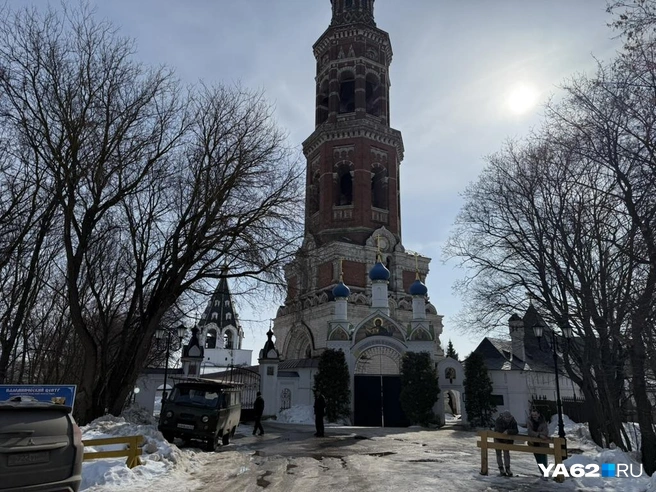 В монастырь приезжают туристы и паломники, но это тем не менее очень тихое место | Источник: Сергей Петунин / YA62.RU