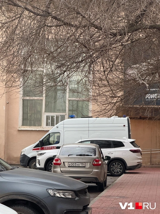Скорая уже дежурит у концертного зала. На всякий случай | Источник: Елена Рублёва / V1.RU