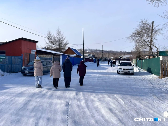 Подростки тоже пришли на сбор (на фото они уже уходят) | Источник: Александр Хамраев / СHITA.RU