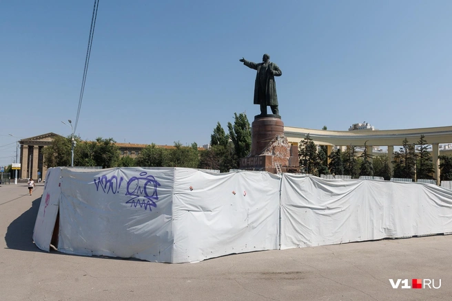 Баннеры надежно прячут всё то, что происходит на стройплощадке | Источник: Алексей Волхонский / V1.RU