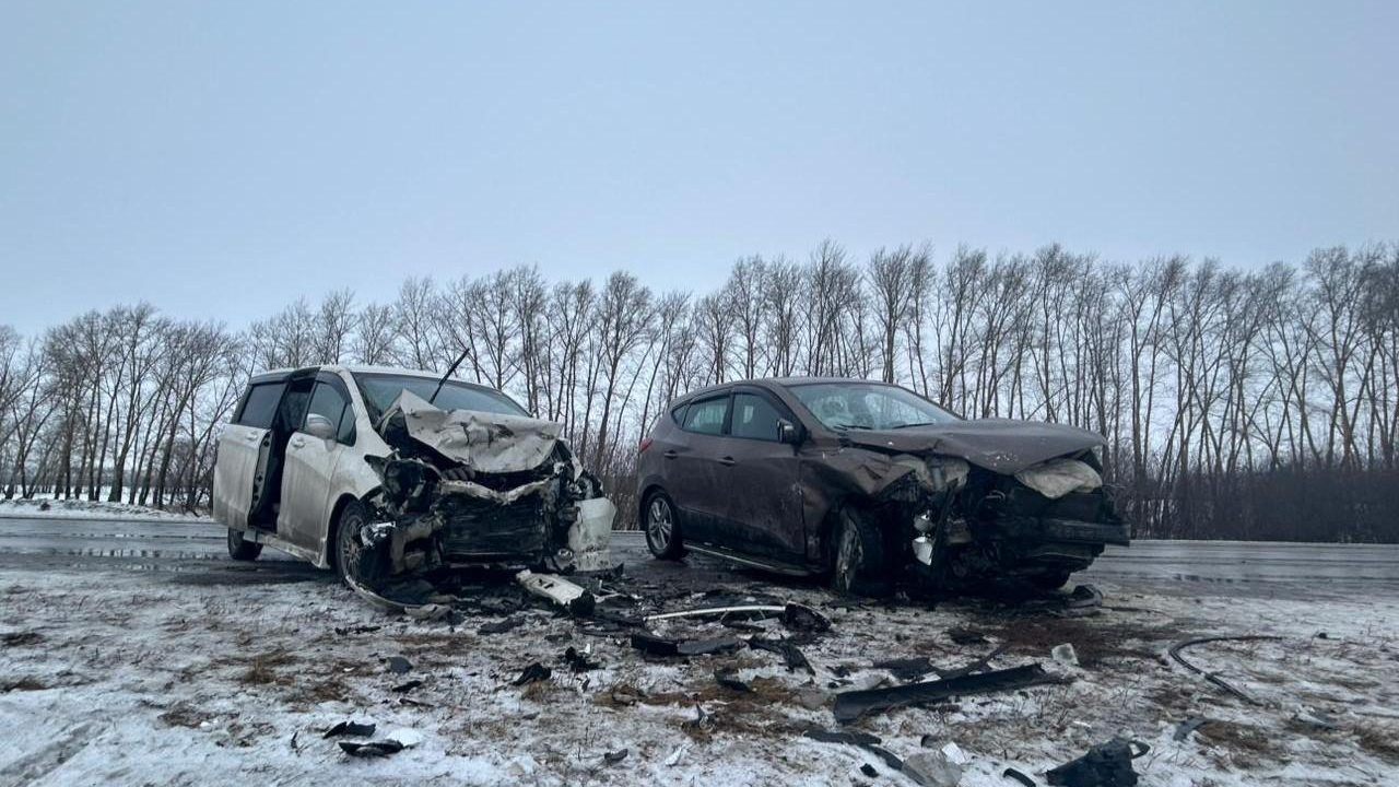 «Сломан таз, раздроблено колено»: воспитательница попала в ДТП с сыном и дочерью — семья в больнице уже неделю