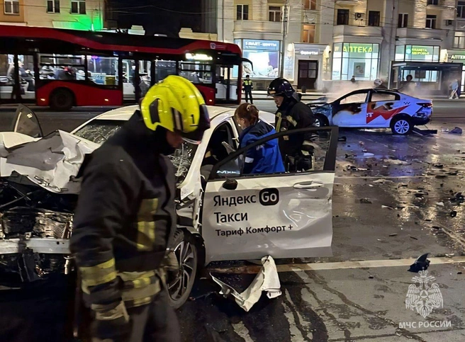 Пока спасатели тушили один автомобиль, фельдшеры оказывали помощь пострадавшим | Источник: МЧС Челябинской области / t.me