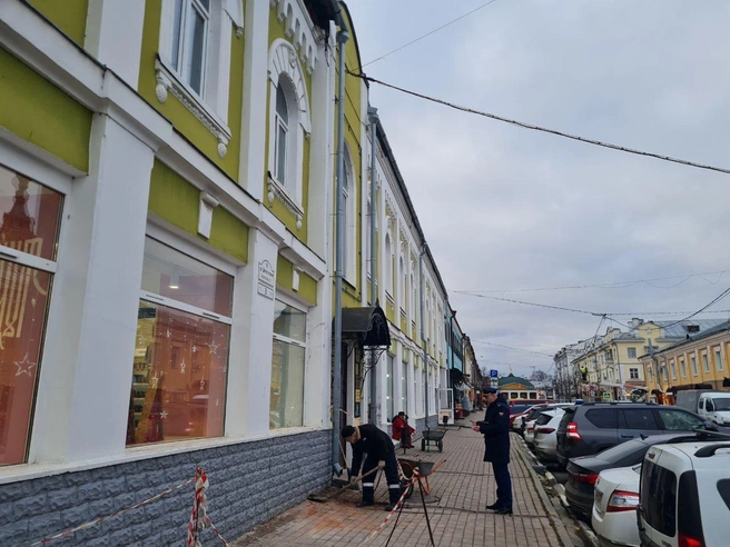 Последствия обрушения быстро устранили, тротуар огородили сигнальной летной | Источник: Прокуратура Ярославской области / Telegram