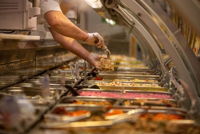 В салате из омского магазина нашли осколок