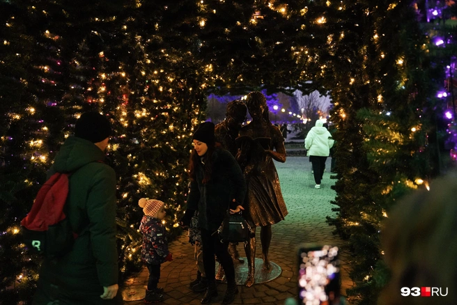 Внутри елки есть тоннель | Источник: Дарья Паращенко / 93.RU