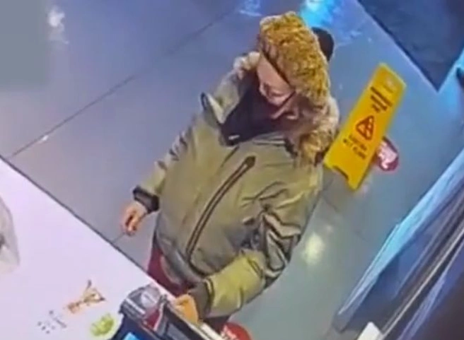 Видео: в Подмосковье посетительница KFC надела вместо маски трусы | ya62.ru