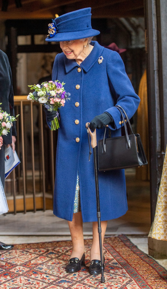 Любимый цвет Елизаветы II: почему королева чаще всего носила именно синие костюмы?