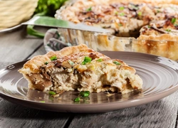 Сытный пирог с курицей и грибами: простой ужин, который удивит ваших гостей