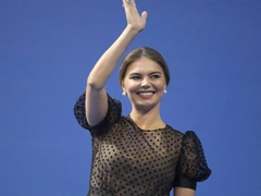 Босиком и в трениках: Кабаева взяла в руки скакалку спустя почти 20 лет после победы на Олимпиаде