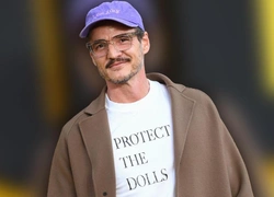 Педро Паскаль в футболке Protect The Dolls выразил поддержку транс-персонам на премьере «Громовержцев»