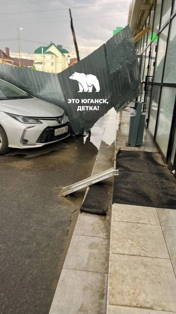 В результате сильного ветра пострадало несколько автомобилей | Источник: Это Юганск, детка / T.me