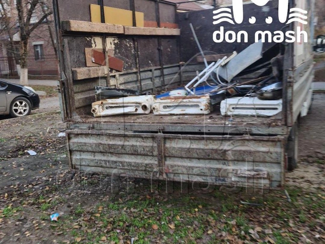 В кузове грузовика находились кухонная утварь и радиаторы отопления, принадлежавшие жильцам | Источник: Don Mash / Telegram