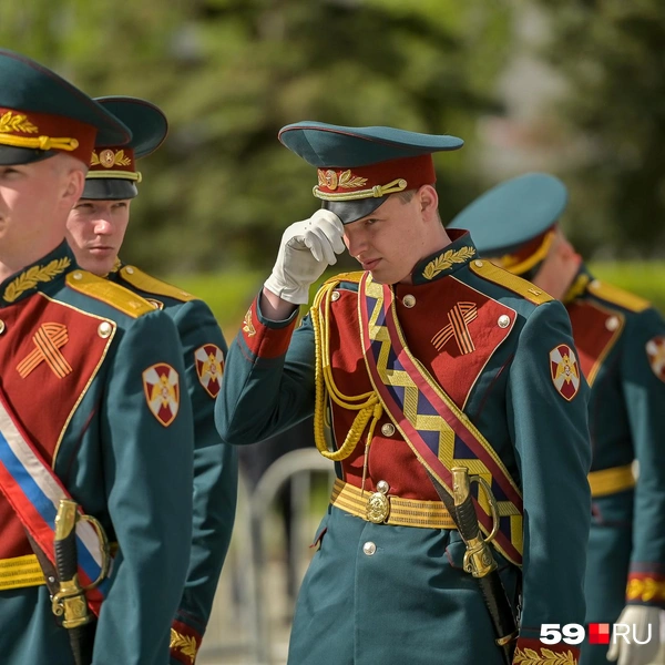 Знаменная группа: момент подготовки к прохождению до монумента | Источник: Василина Любимова / 59.RU