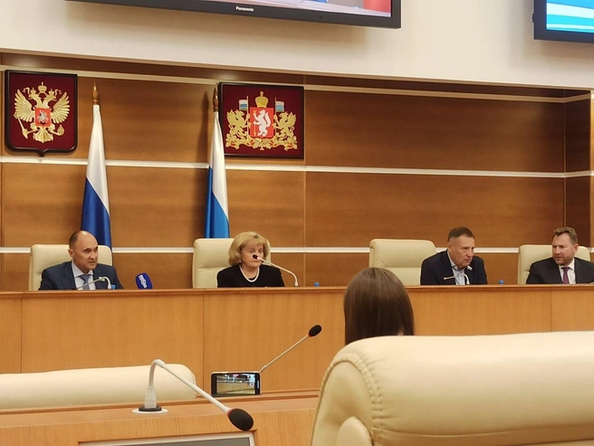 В Законодательном собрании Свердловской области занимаются правотворчеством 50 депутатов | Источник: Вера Кузнецова