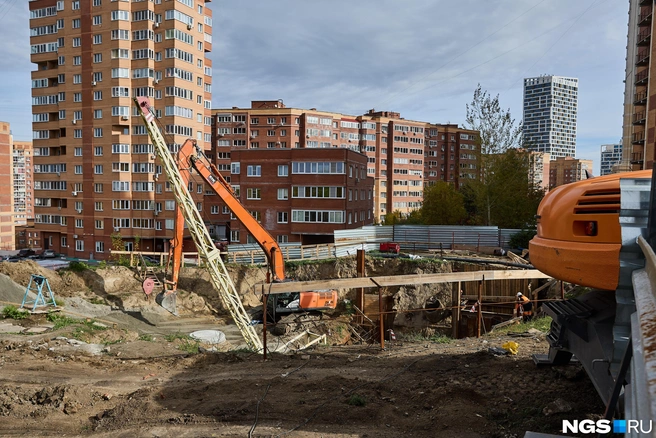 Полностью завершить работы на месте провала планируют к ноябрю | Источник: Александр Ощепков / NGS.RU