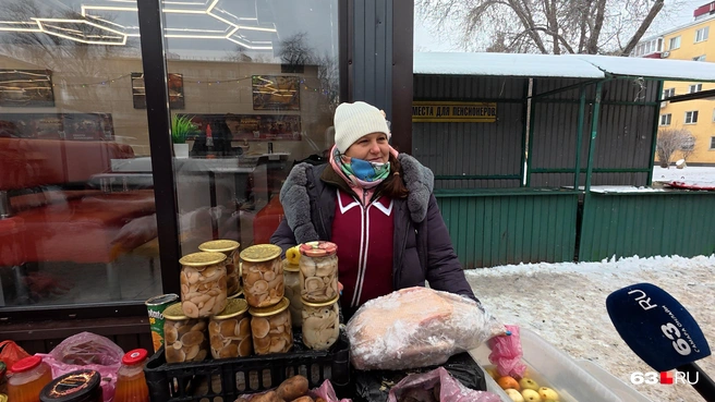 — Вот своя картошка — 150 рублей. Иной раз бабушка, которая хочет натуральную картошку, без химии, не магазинную, подойдет, посмотрит, две штучки возьмет. И с продажей молочных продуктов такая же система. Да везде! Пенсионеры подходят, хотят купить, но не могут | Источник: Алексей Ногинский / 63.RU
