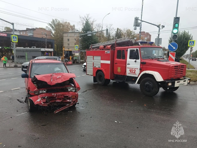 В ДТП смяло всю переднюю часть легковушки | Источник: ГУ МЧС России по Ярославской области