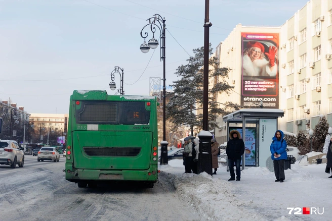 Одно из самых проблемных мест&nbsp;— остановки. Здесь скапливаются полосы снега, которые оставляют экскаваторы после чистки | Источник: Ирина Шарова / 72.RU