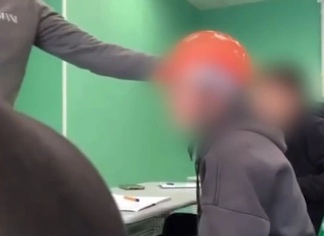 В Екатеринбурге преподаватель ударил студента по голове из-за телефона | ya62.ru