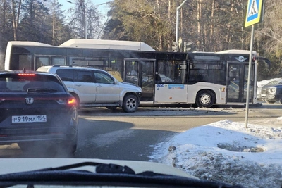 ДТП с внедорожником и автобусом в Академгородке: фото
