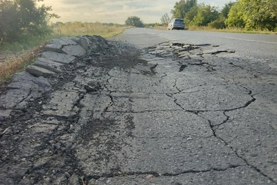 Чиновники пообещали ремонт разбитой дороги к поселку под Волгоградом