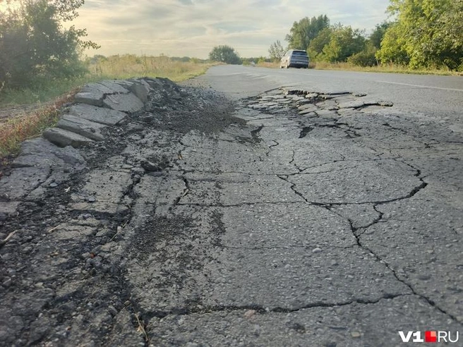 Для легковой автомашины подобная яма может оказаться смертельной | Источник: читатели V1.RU